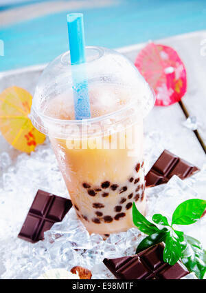 Sorbetto rinfrescante drink con pezzetti di cioccolato servito in una tazza a cupola con una cannuccia in un giorno caldo Foto Stock