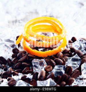 Immagine ravvicinata di chicchi di caffè con ghiaccio e scorza di arancia Foto Stock