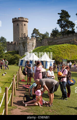 Regno Unito, Inghilterra, Warwickshire, il Castello di Warwick, i visitatori in attesa di falconeria visualizzazione sotto Guy's Tower Foto Stock