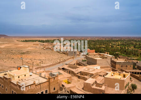 Vista dalla periferia meridionale di Ouarzazate verso il deserto del Sahara in Marocco Foto Stock