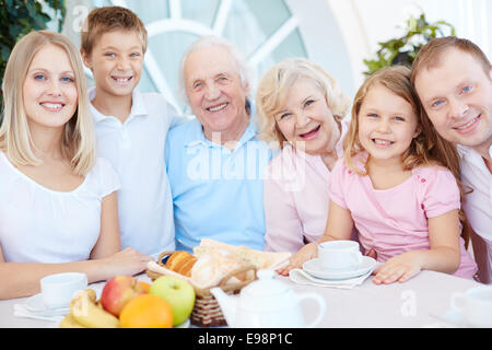 Ritratto di felice la grande famiglia di sei a cena a casa Foto Stock