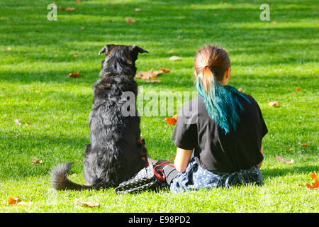 La ragazza e il cane in appoggio sull'erba Foto Stock