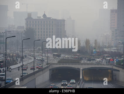 Taiyuan cinese nella provincia di Shanxi. 22 ottobre, 2014. Gli edifici sono visto in mezzo pesante di haze e di smog in Taiyuan, capitale del nord della Cina nella provincia dello Shanxi, Ottobre 22, 2014. La persistente lo smog ha protetto la città dal ott. 19. Credito: Yan Yan/Xinhua/Alamy Live News Foto Stock