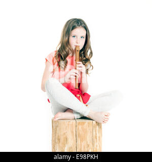 Ragazza giovane con la soprano recorder e sfondo bianco Foto Stock