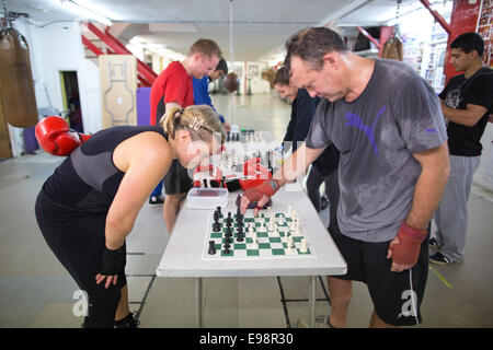 Chessboxing, pugilato e scacchiera gioco che viene giocato in modo alternato come parte di un nuovo sport surreale, Islington, London, Regno Unito Foto Stock