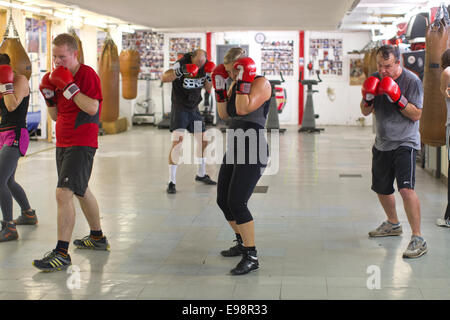 Chessboxing, pugilato e scacchiera gioco che viene giocato in modo alternato come parte di un nuovo sport surreale, Islington, London, Regno Unito Foto Stock