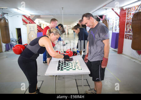 Chessboxing, pugilato e scacchiera gioco che viene giocato in modo alternato come parte di un nuovo sport surreale, Islington, London, Regno Unito Foto Stock