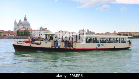 Il vaporetto a Venezia, Italia Foto Stock