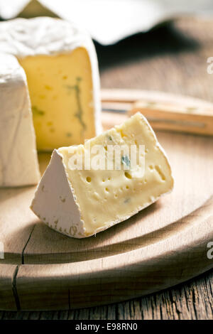 Formaggio blu sul bordo di taglio Foto Stock