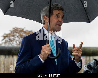 Berlino, Germania. 22 ottobre, 2014. Il segretario di stato americano John F. Kerry visita il Memoriale del Muro di Berlino con il ministro degli esteri tedesco Steinmeier su Ottobre 22nd, 2014 a Berlino, Germania. Credito: Reynaldo Chaib Paganelli/Alamy Live News Foto Stock