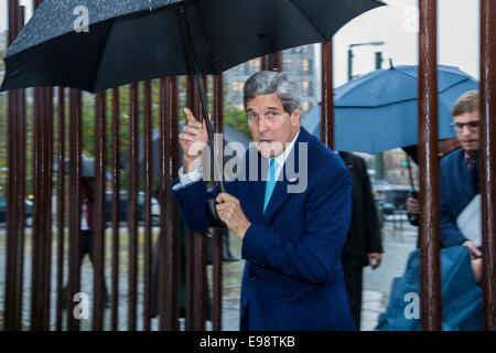 Berlino, Germania. 22 ottobre, 2014. Il segretario di stato americano John F. Kerry visita il Memoriale del Muro di Berlino con il ministro degli esteri tedesco Steinmeier su Ottobre 22nd, 2014 a Berlino, Germania. Credito: Reynaldo Chaib Paganelli/Alamy Live News Foto Stock