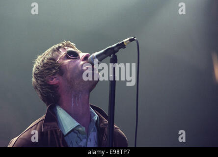 Oasis in concerto a Glasgow, Scozia, nel 1997. Foto Stock