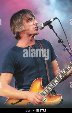 Paul Weller appare dal vivo sul palco a 'T nel parco' music festival in Scozia, nel 1997. Foto Stock