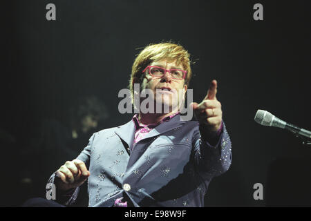 Elton John, il cantautore, in concerto a Glasgow, Scozia, nel 1998. Foto Stock