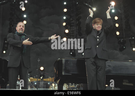 Elton John, il cantautore e cantante americana cantautore Billy Joel in concerto a Glasgow, Scozia, nel 1998. Foto Stock