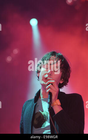 Jarvis Cocker di polpa sul palco in concerto a T nel Parco music festival in Scozia, nel 1998. Foto Stock