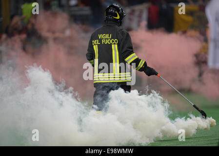 Roma, Italia. Xxi oct, 2014. Fuochi d' artificio sul passo durante la UEFA Champions League Gruppo E partita di calcio tra AS Roma e FC Bayern Monaco allo Stadio Olimpico di Roma, Italia, 21 ottobre 2014. Credito: dpa picture alliance/Alamy Live News Foto Stock