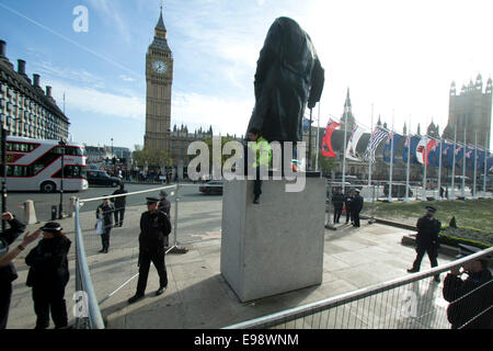 Londra, Regno Unito. 22 ottobre, 2014. Standoff tra occupano la democrazia manifestanti e forze di polizia che hanno effettuato arresti nel tentativo di eliminare la piazza del Parlamento. Credito: amer ghazzal/Alamy Live News Foto Stock