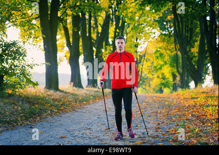 L'uomo facendo Nordic walking nel parco Foto Stock