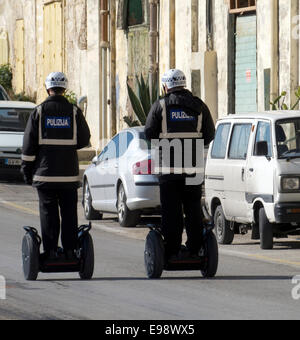 La polizia locale pattugliano le strade de La Valletta, Malta sulla loro Segway PTs. Foto Stock