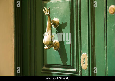 Maltese porta in ottone respingente, Valletta, Malta. Foto Stock