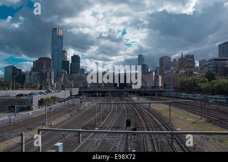 Melbourne skyline della città edifici e la stazione di Flinders binari ferroviari Foto Stock