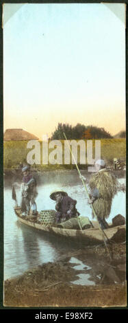 Una fotografia colorata a mano di una barca tradizionale giapponese al tramonto. L'immagine cattura l'atmosfera serena della scena, con i colori vivaci che riflettono la bellezza di un tramonto giapponese. Foto Stock