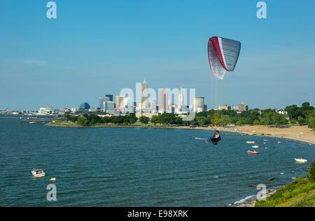 Parapendio skyline del centro EDGEWATER PARK CLEVELAND Lago Erie CUYAHOGA COUNTY OHIO USA Foto Stock