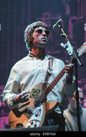 Noel Gallagher degli Oasis sul palco in concerto a 'Rock sul verde', a Glasgow in Scozia, nel mese di agosto 2000. Foto Stock