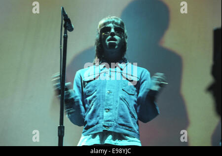 Liam Gallagher degli Oasis sul palco in concerto a 'Rock sul verde', a Glasgow in Scozia, nel mese di agosto 2000. Foto Stock