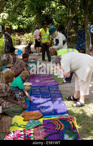 I fornitori di artigianato che esercitano le loro mercanzia, Rabaul, isola di Nuova Bretagna, Papua Nuova Guinea Foto Stock