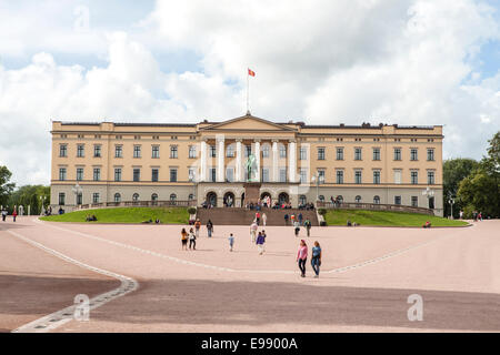 Casa di reals vista frontale in una mattina d'estate. Oslo, Ostlandet. Norvegia Foto Stock