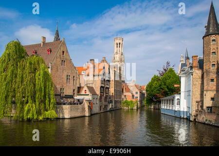 Campanile di Bruges torreggia su edifici in corrispondenza della giunzione del Groenerei e Dijver canali di Bruges, Belgio Foto Stock