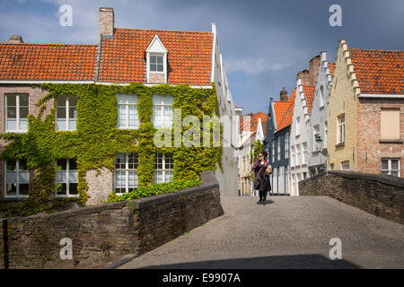 Ponte sul Canal Groenerei e le case della vecchia Bruges, Belgio Foto Stock