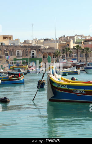 Barche da pesca nel porto di Marsaxlokk, Malta Foto Stock