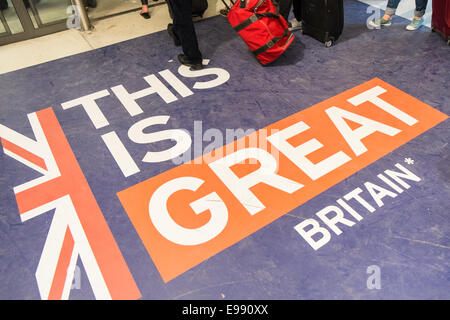 I turisti al controllo passaporti UK Border Crossing presso la stazione dei treni di Gare du Nord Parigi,Francia, prima di salire a bordo del treno Eurostar. Foto Stock