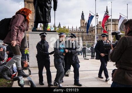 Londra, Regno Unito. 22 ottobre, 2014. I manifestanti da 'occupano la democrazia' continuano la loro manifestazione contro quello che dicono è il dirottamento di Gran Bretagna la democrazia dal capitalismo, dove le grandi imprese è consentito di calpestare i diritti delle persone. Avendo già stata rimossa dalla piazza del Parlamento per motivi che avevano danneggiato il threadbare prato, essi continuano a dimostrare al di fuori della chiusura dello spazio. Credito: Paolo Davey/Alamy Live News Foto Stock