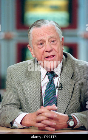 Washington Post Executive Editor Ben Bradlee sul NBC di incontri con la stampa durante il venticinquesimo anniversario di scandalo Watergate Giugno 15, 1997 a Washington, DC. Bradlee guidato la carta attraverso l'era del Pentagono di carte e Watergate è morto il 22 ottobre 2014 a 93. Foto Stock