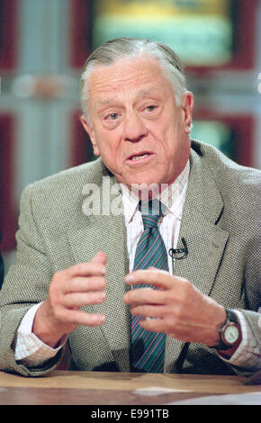 Washington Post Executive Editor Ben Bradlee sul NBC di incontri con la stampa durante il venticinquesimo anniversario di scandalo Watergate Giugno 15, 1997 a Washington, DC. Bradlee guidato la carta attraverso l'era del Pentagono di carte e Watergate è morto il 22 ottobre 2014 a 93. Foto Stock