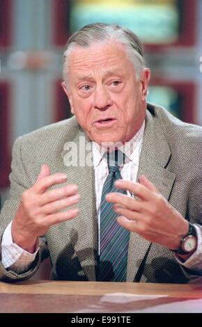 Washington Post Executive Editor Ben Bradlee sul NBC di incontri con la stampa durante il venticinquesimo anniversario di scandalo Watergate Giugno 15, 1997 a Washington, DC. Bradlee guidato la carta attraverso l'era del Pentagono di carte e Watergate è morto il 22 ottobre 2014 a 93. Foto Stock