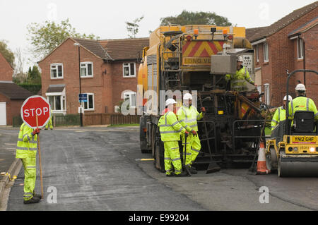 I lavori di manutenzione stradale le riparazioni riparazione le strade della Gran Bretagna Bretagna uk tarmac tarmacking resurfacing riemersi resurface blackto asfalto Foto Stock