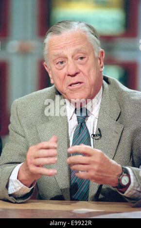 Washington, DC, Stati Uniti d'America. 22 ottobre, 2014. Washington Post Executive Editor Ben Bradlee sul NBC di incontri con la stampa durante il venticinquesimo anniversario di scandalo Watergate Giugno 15, 1997 a Washington, DC. Bradlee guidato la carta attraverso l'era del Pentagono di carte e Watergate è morto il 22 ottobre 2014 a 93. © Richard Ellis/ZUMA filo/Alamy Live News Foto Stock