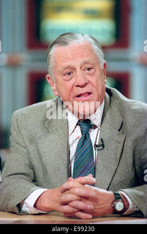 Washington, DC, Stati Uniti d'America. 22 ottobre, 2014. Washington Post Executive Editor Ben Bradlee sul NBC di incontri con la stampa durante il venticinquesimo anniversario di scandalo Watergate Giugno 15, 1997 a Washington, DC. Bradlee guidato la carta attraverso l'era del Pentagono di carte e Watergate è morto il 22 ottobre 2014 a 93. © Richard Ellis/ZUMA filo/Alamy Live News Foto Stock