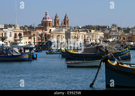 Pesche barca nel porto di Marsaxlokk, Malta Foto Stock