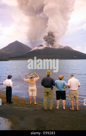 I passeggeri provenienti dalla Australian expedition cruiser sonda Orion una rete di sorgenti termali che fluiscono nel pittoresco Simpson ha Foto Stock