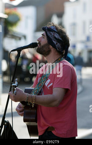 Suonatore ambulante maschio a Stratford-upon-Avon, Regno Unito Foto Stock