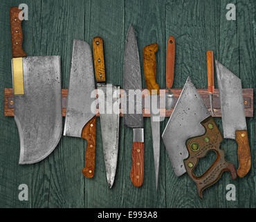 Vintage set di coltelli sul magnete cremagliera contro la parete Foto Stock