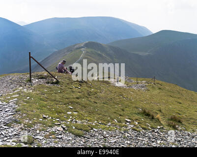 dh Hobcarton crag mountain uk GRISEDALE PIKE LAKE DISTRICT Donna con il cane acqua potabile percorso uno a piedi cumbria colline ragazza lakeland walker Foto Stock