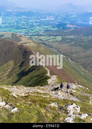 dh sleet come Cumbria GRISEDALE PIKE LAKE DISTRICT Senior trekking Coppia cane collina sentiero uk escursionisti persone su montagna UK paese a piedi sulle colline Foto Stock