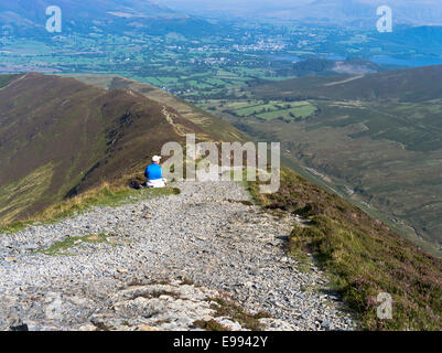 dh sleet come GRISEDALE PIKE LAKE DISTRICT Senior escursionista riposo Vista Cumbria campagna collina sentiero caduta vista rilassante montagne regno unito uomo Foto Stock